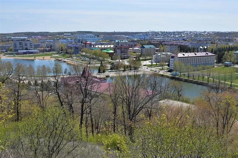 Панорама города и городских озёр